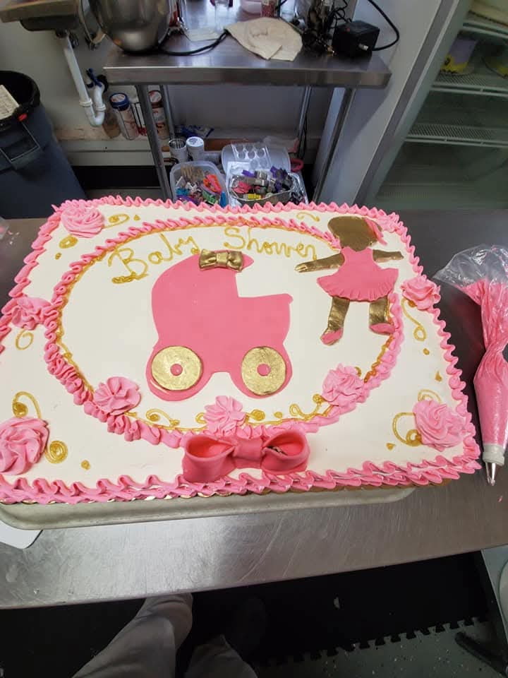 Pastel de baby shower o revelación de género 18