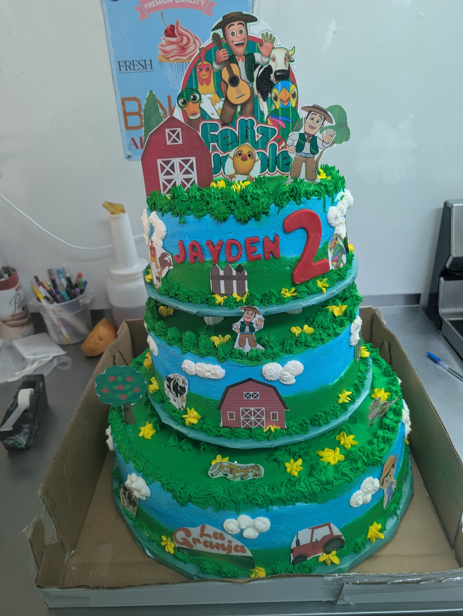 Pastel de cumpleaños de tres pisos decorado con betún