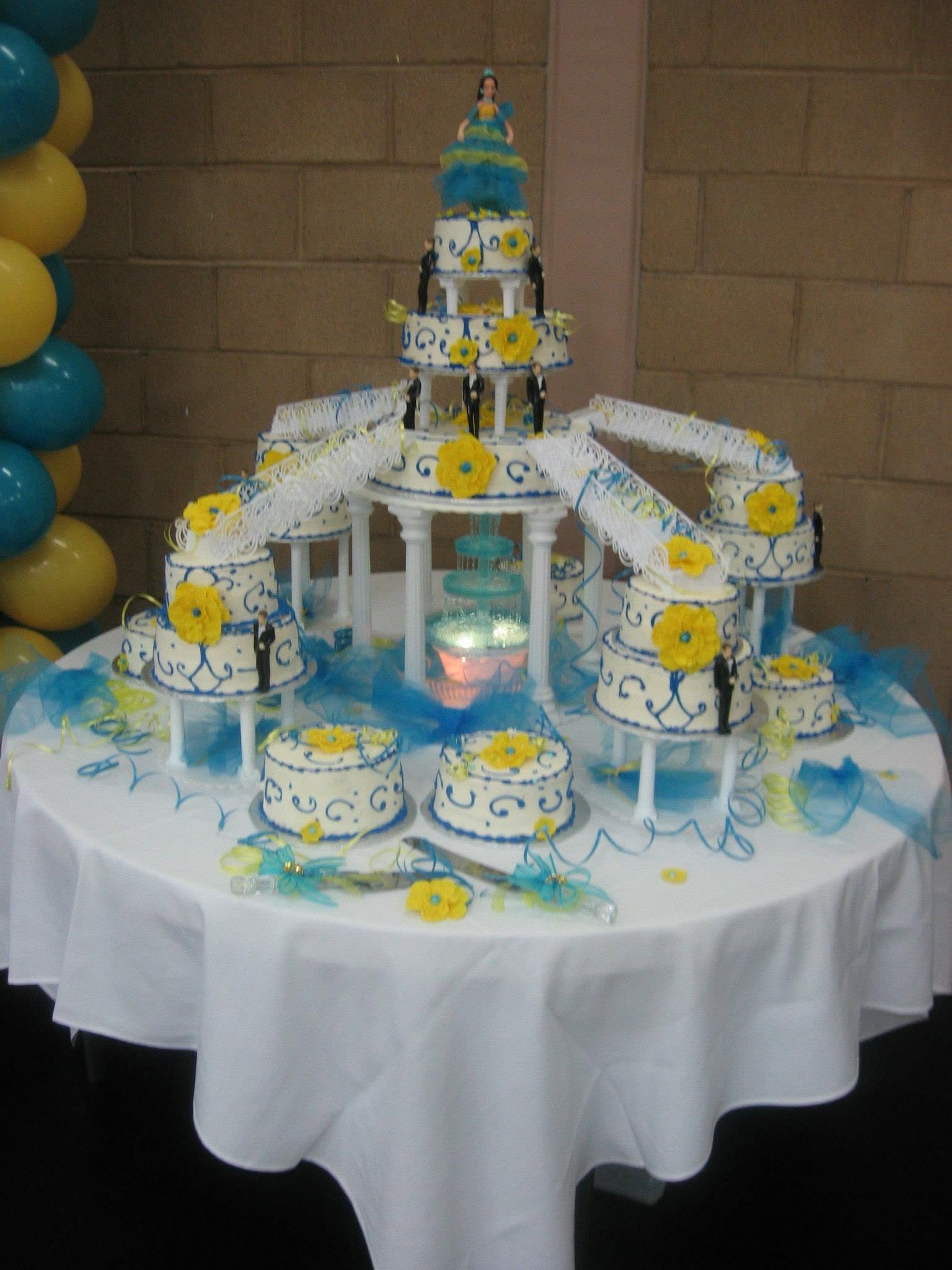 Pastel azul con decoración elaborada
