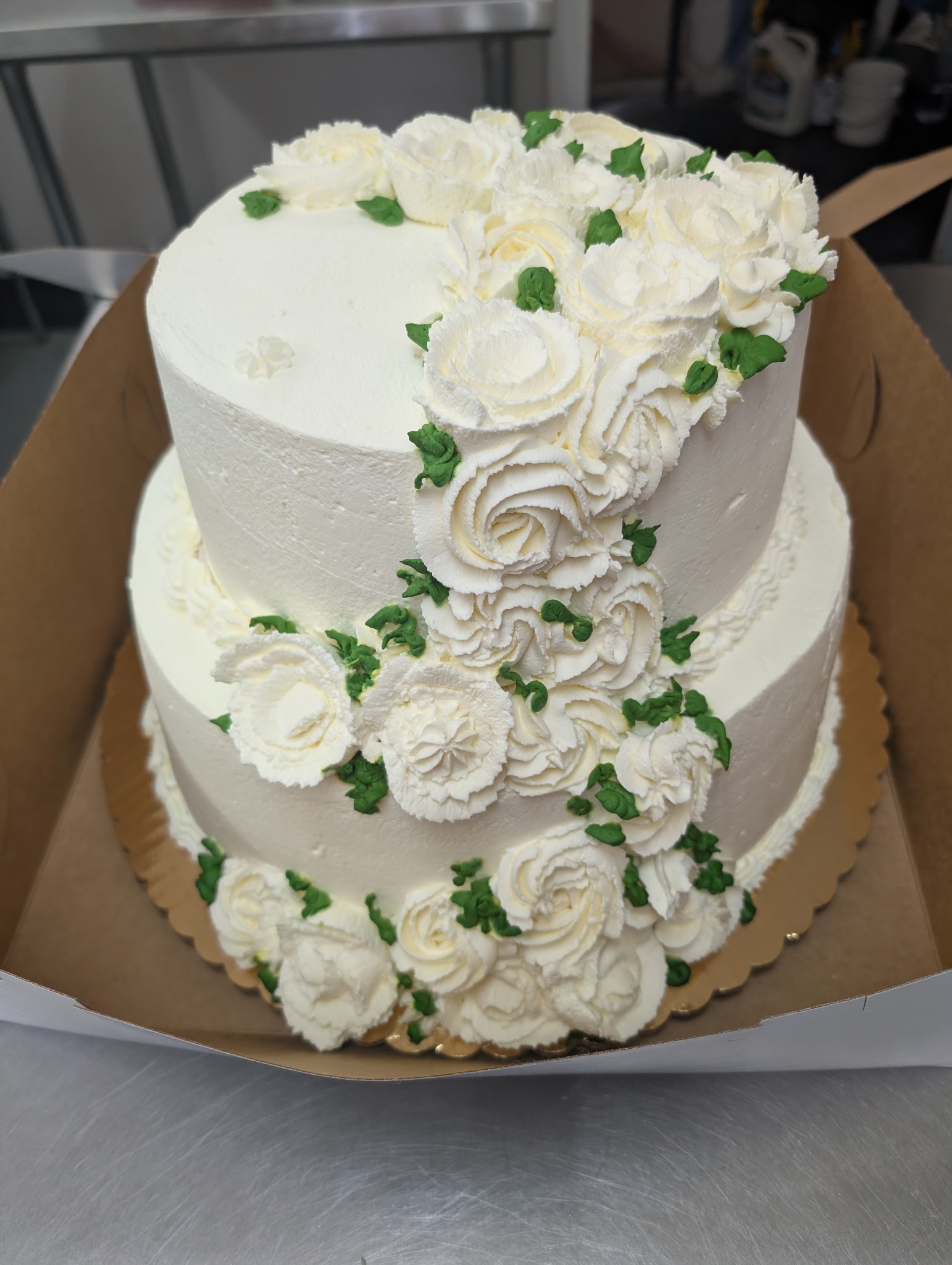 Pastel con flores de betún hechas a mano