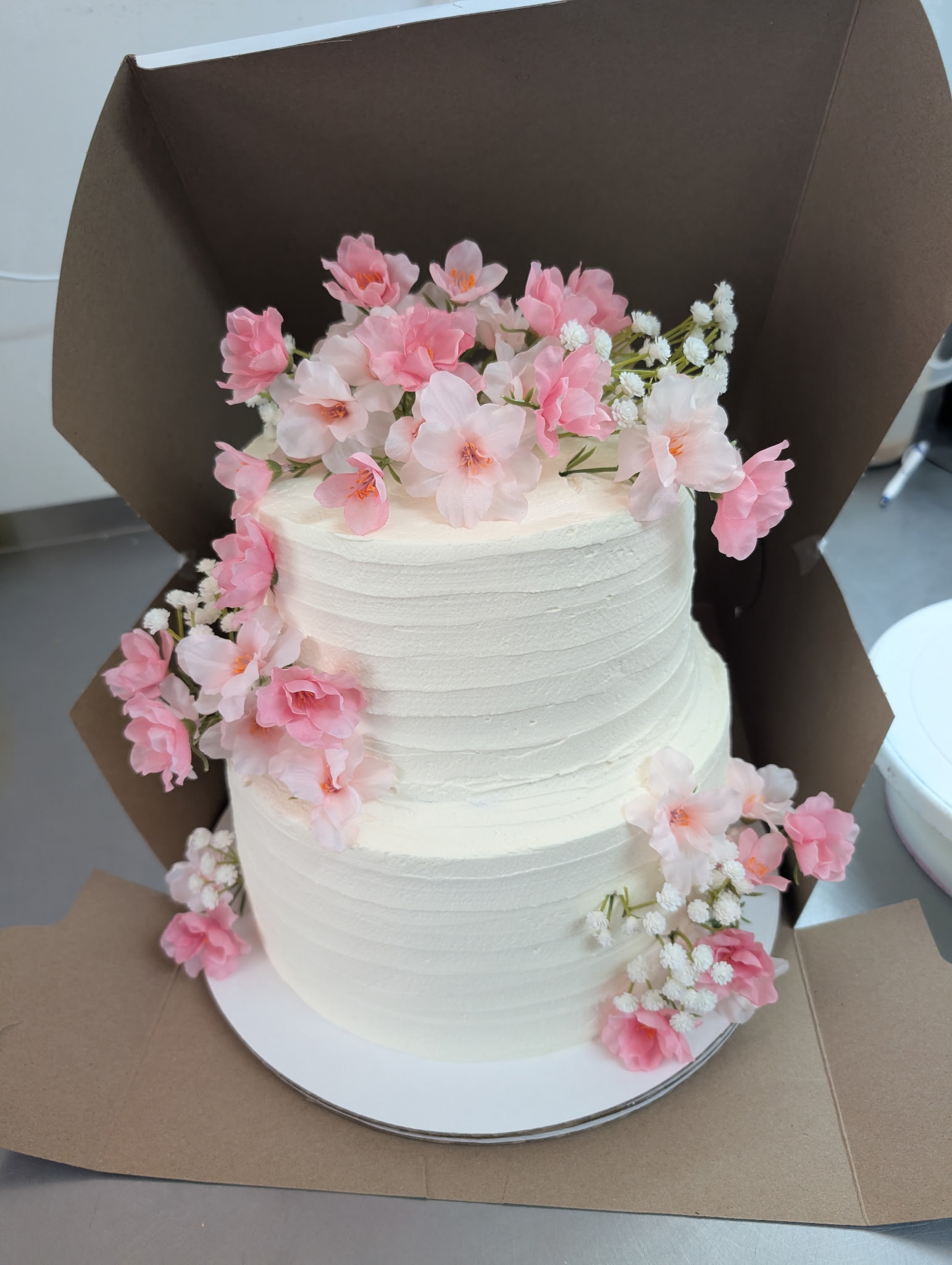 Pastel con arreglo floral completo en betún