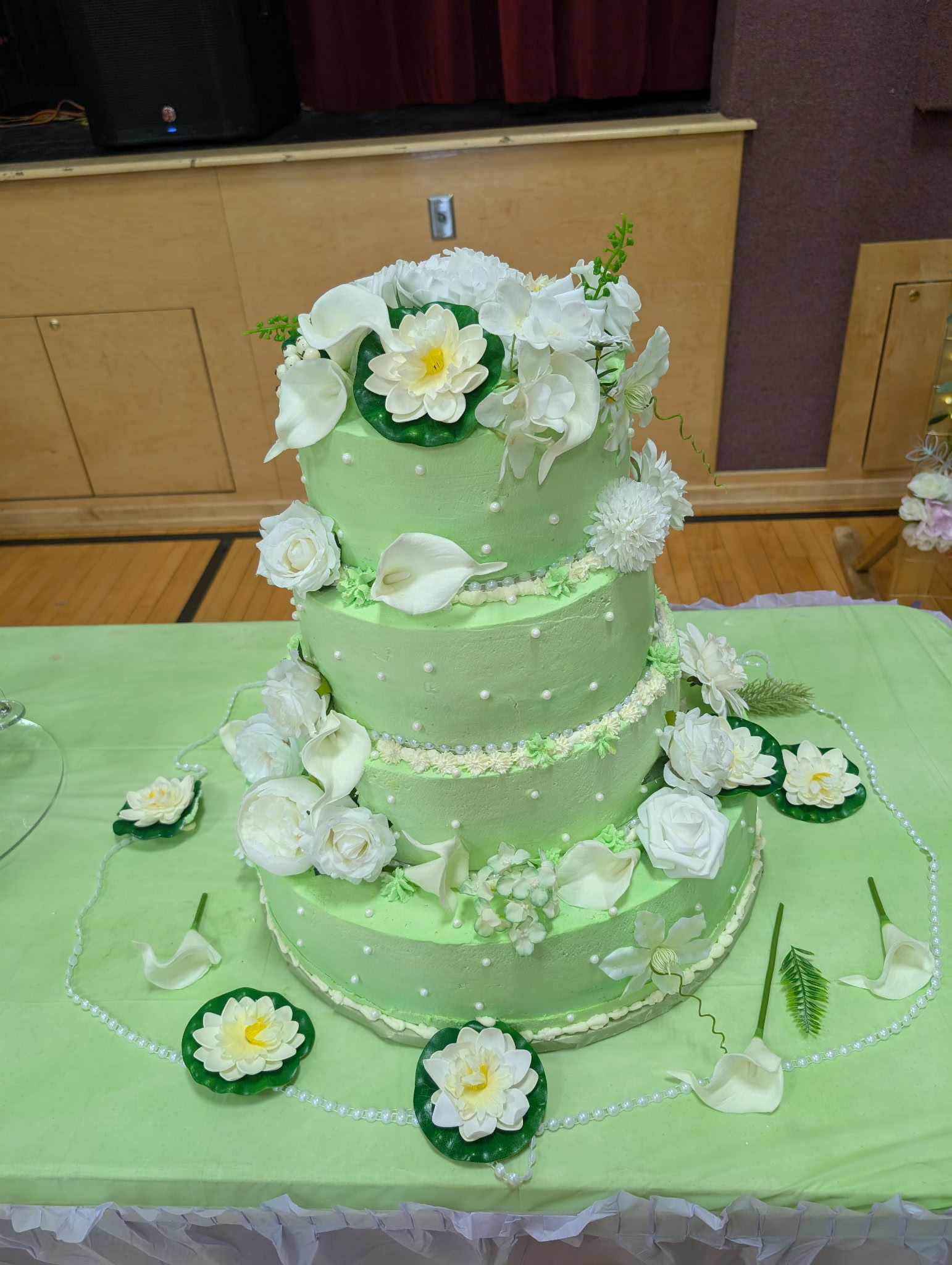Pastel verde con flores decorativas
