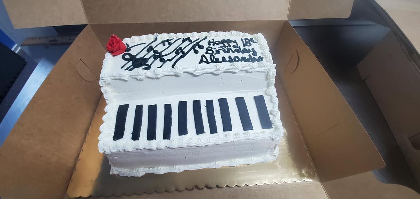 Pastel de cumpleaños con decoración de piano