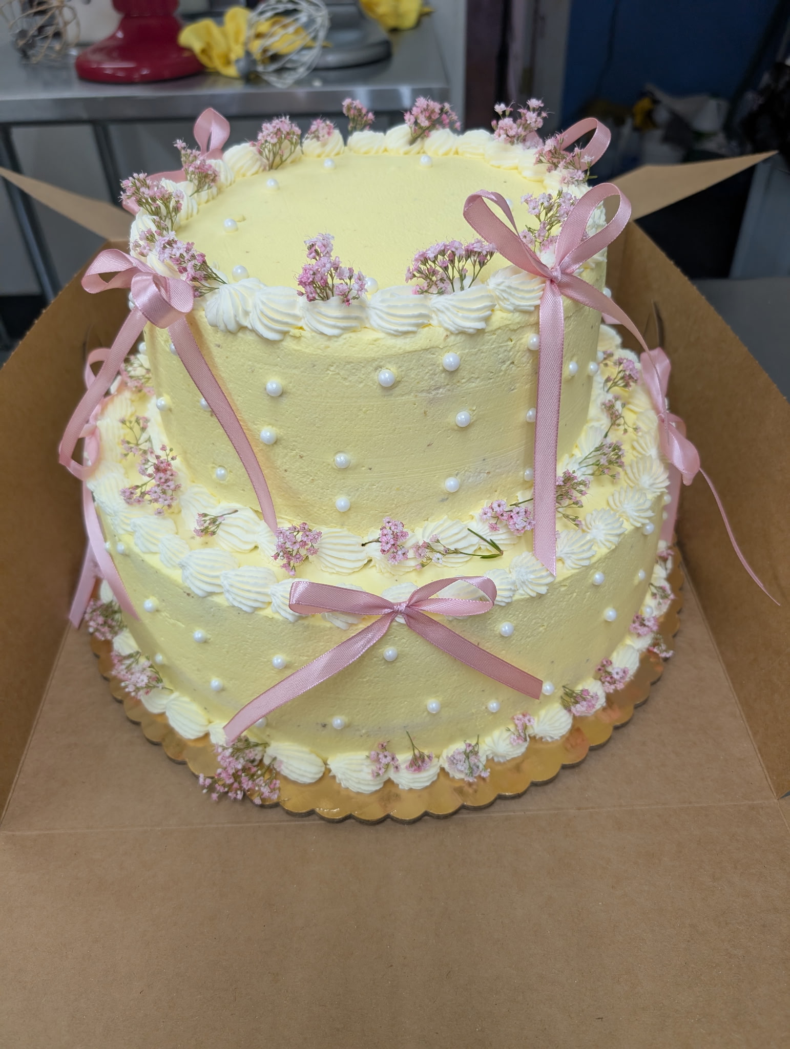 Pastel amarillo con listones decorativos